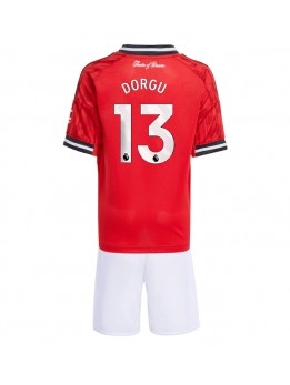Billige Manchester United Patrick Dorgu #13 Hjemmedraktsett Barn 2025-26 Kortermet (+ Korte bukser)